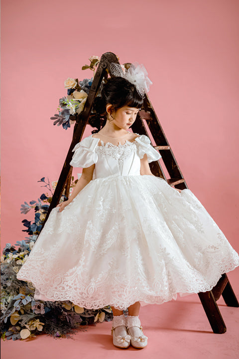 Queen of Baroque - White Lace Gown