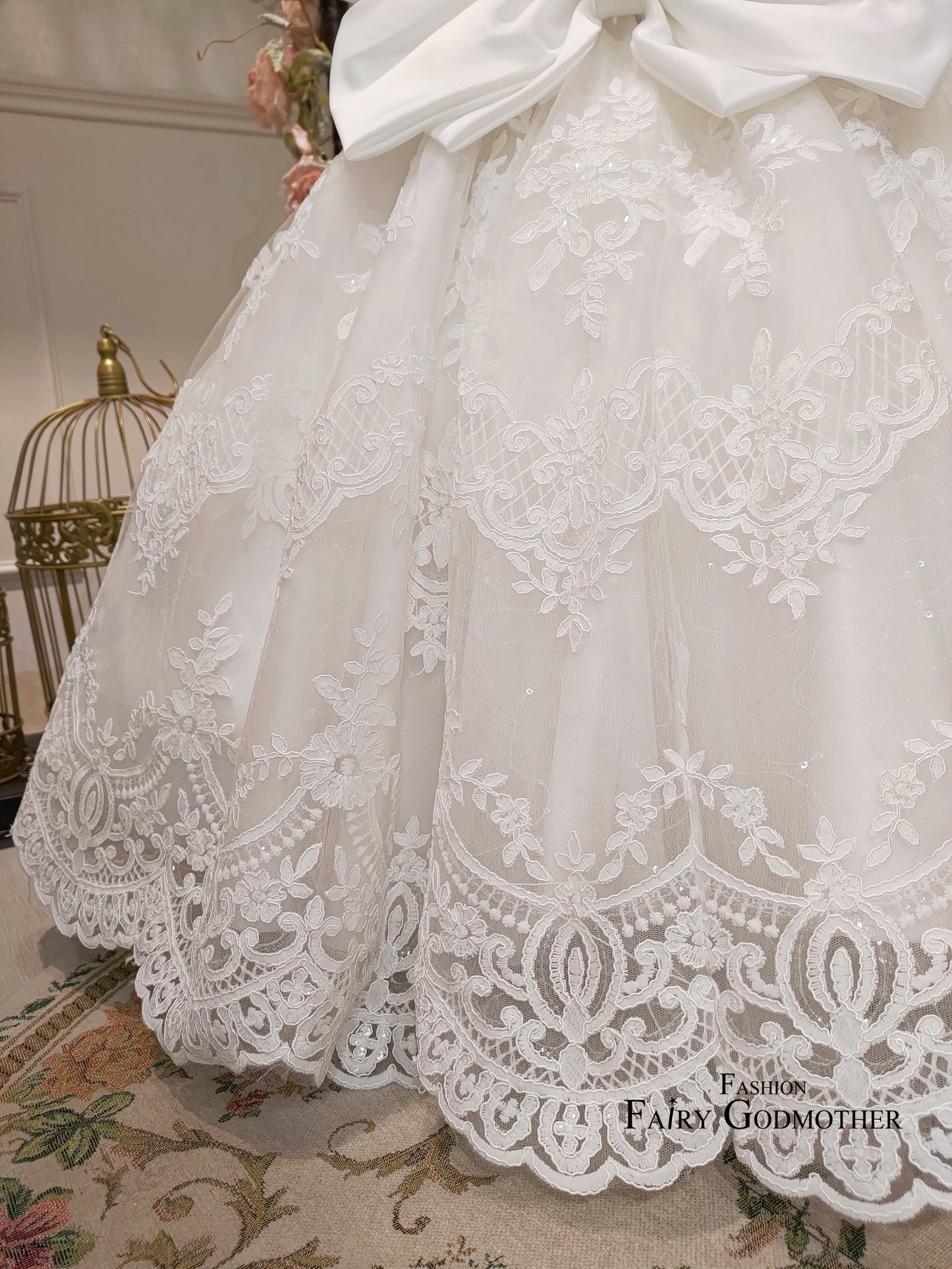 Queen of Baroque - White Lace Gown