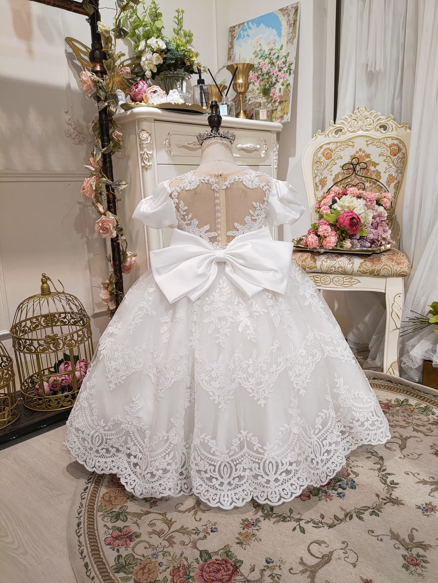 Queen of Baroque - White Lace Gown