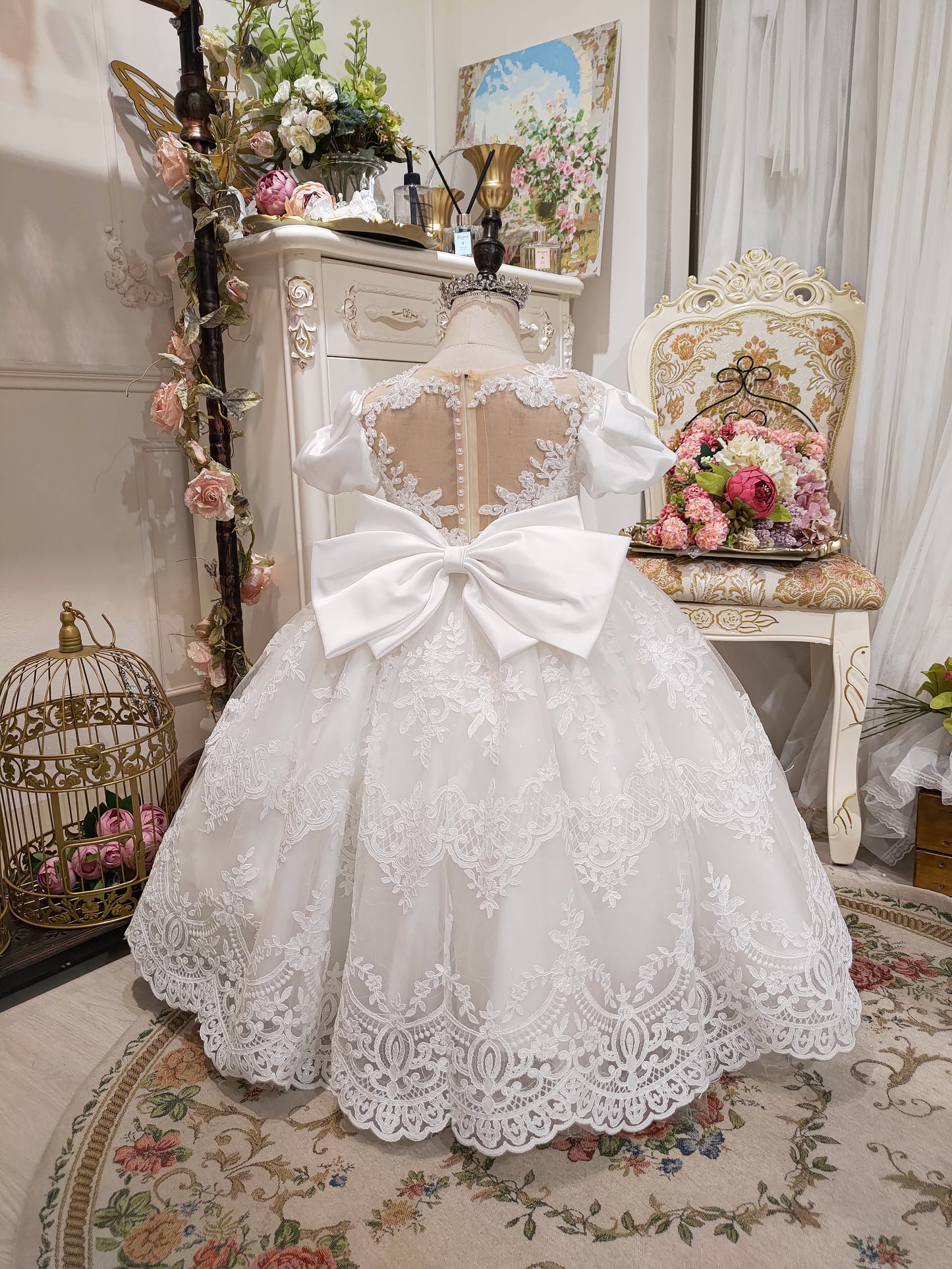 Queen of Baroque - White Lace Gown