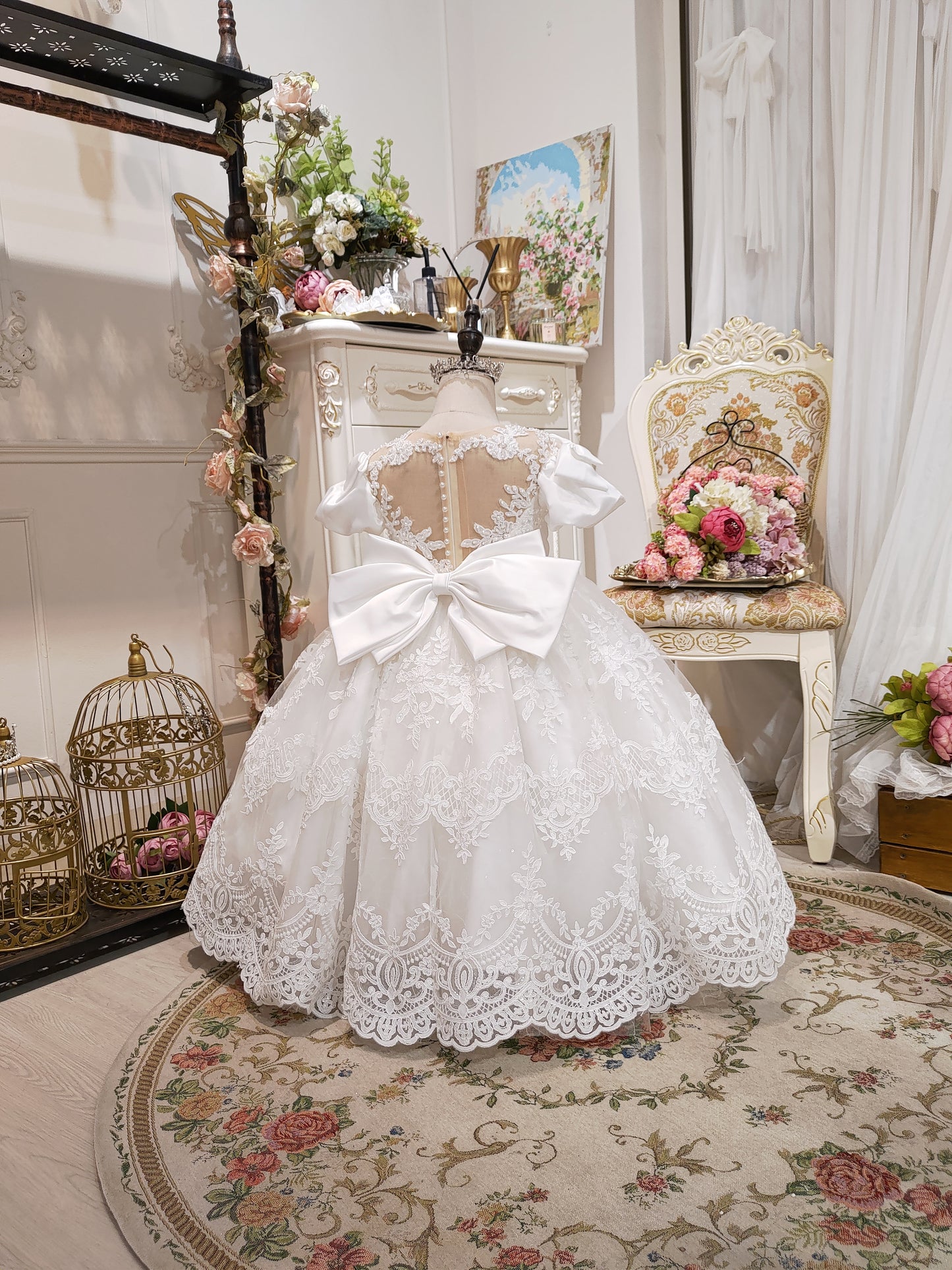 Queen of Baroque - White Lace Gown